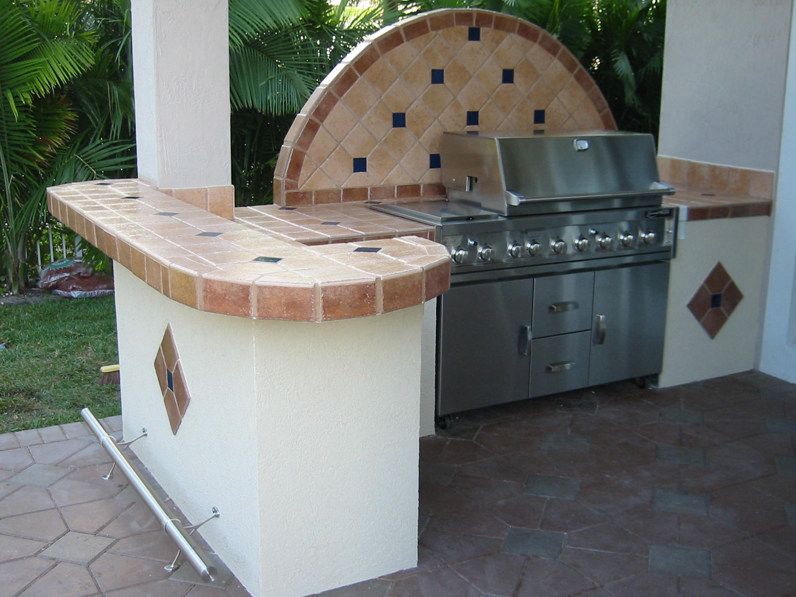 outdoor kitchen with built in bbq grill on cart to fit in grill island